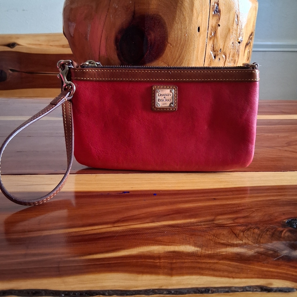 Dooney & Bourke Red Leather Wristlet Wallet Clutch Brown Trim J1255639 Zip Pouch
